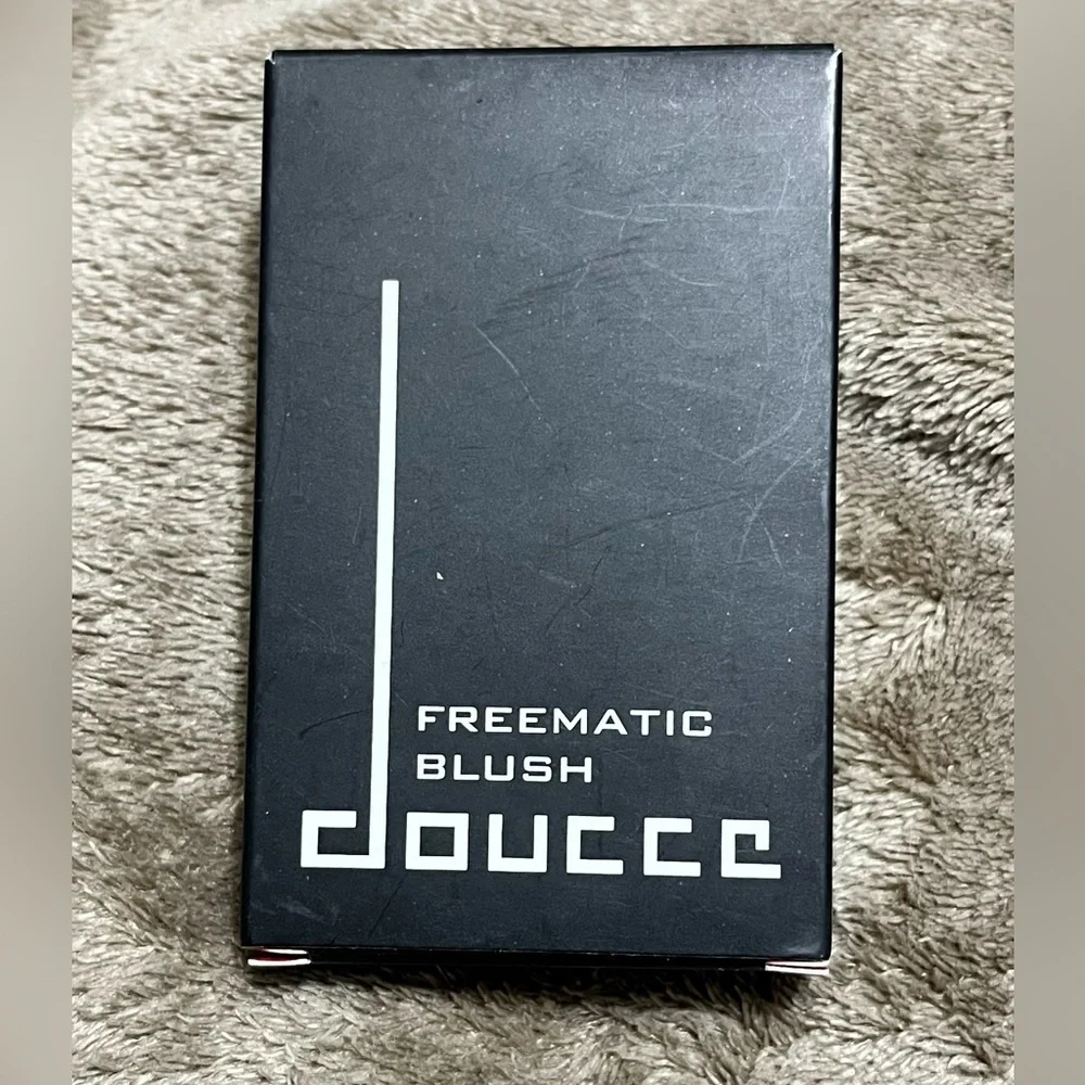 Doucce x Glossybox Freematic Blush Duo Palette One Blush Summer Sunset included